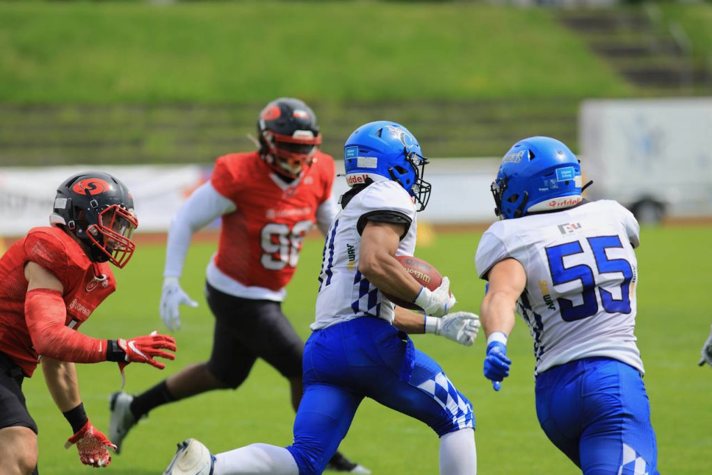 WR Ahsan Moore trägt den Ball Richtung Endzone.