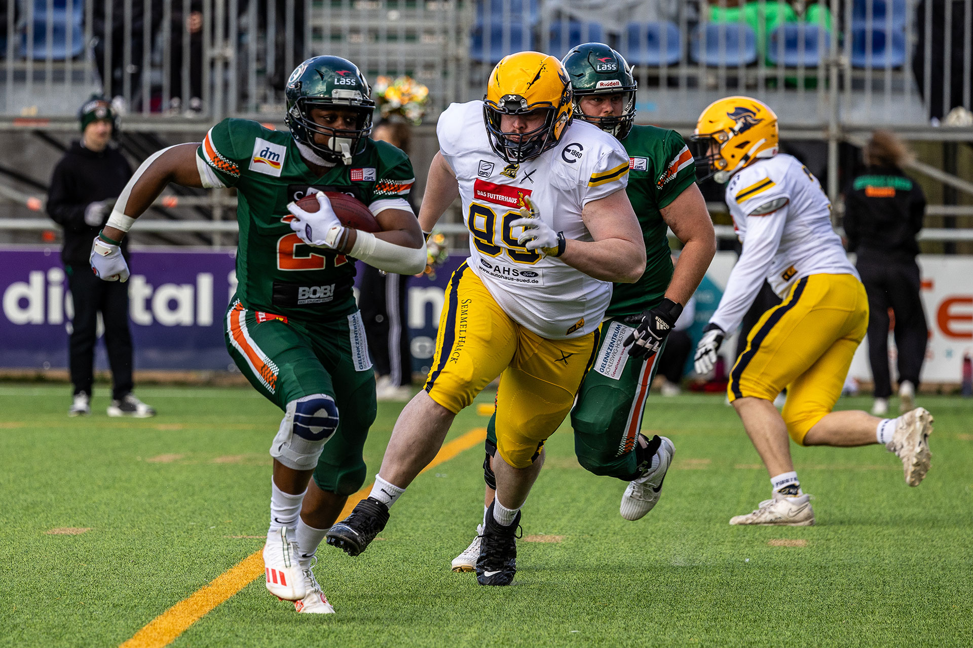 Running Back Emmet Ossei-Wusu läuft mit dem Ball, während ein Elmshorner Defense-Spieler ihm auf den Fersen ist.