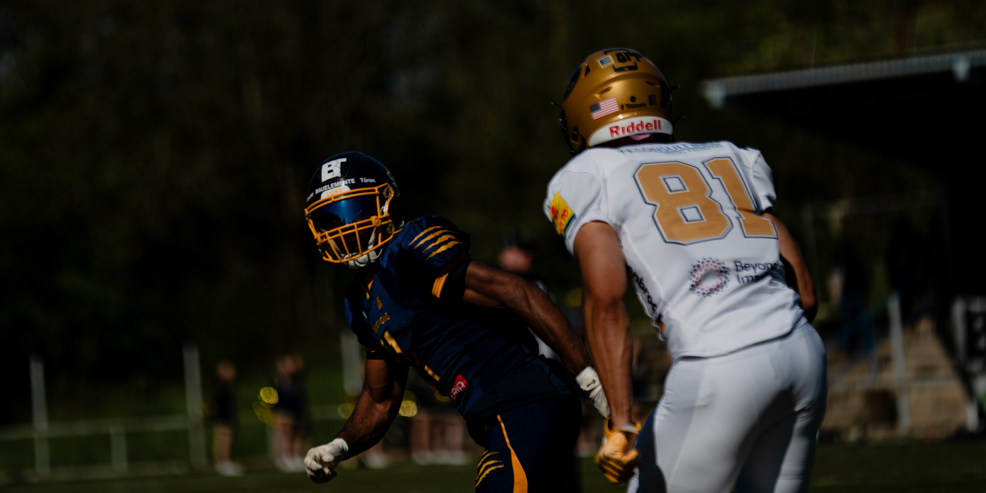 Der US-Cornerback Malachi Ruffin ist in Coverage gegen einen Wide Receiver der Dresden Monarchs