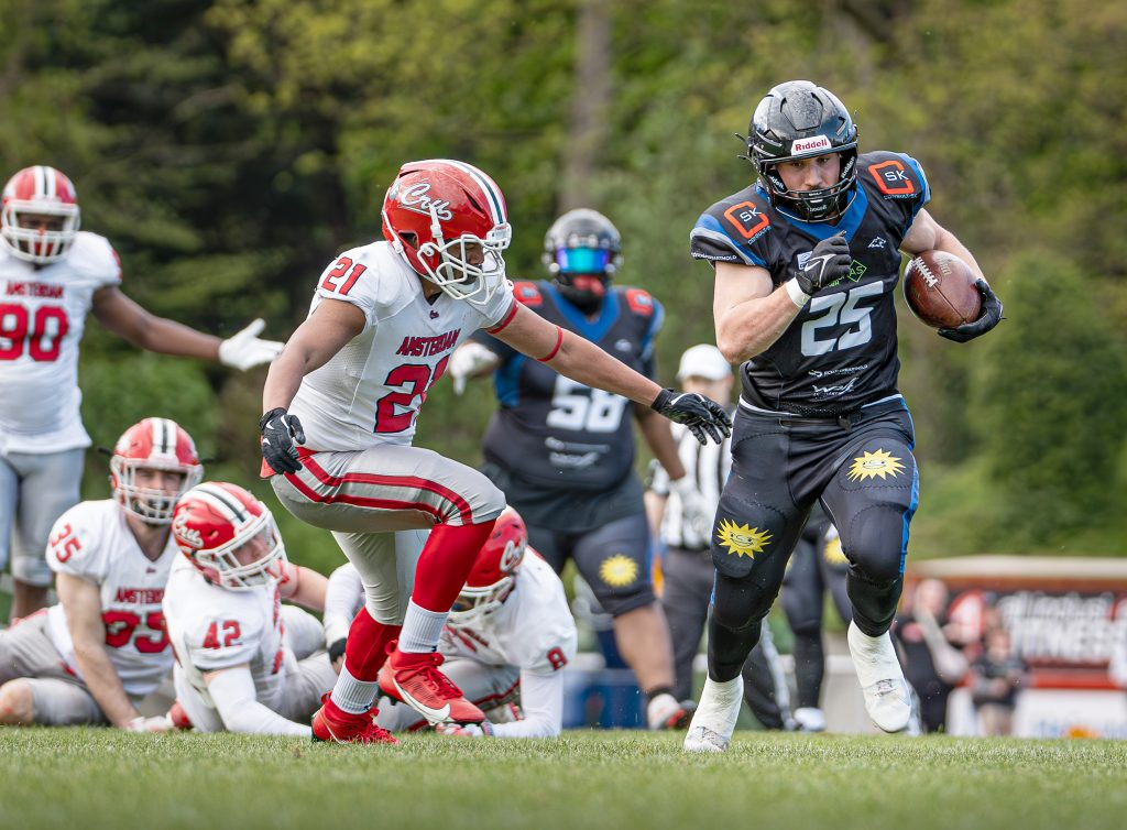 Da haben gleich vier gegnerische Spieler das Nachsehen. Runningback René Lange lässt sich auf seinem Weg nach vorn nicht aufhalten. Foto: Hendric-Noah Pieper
