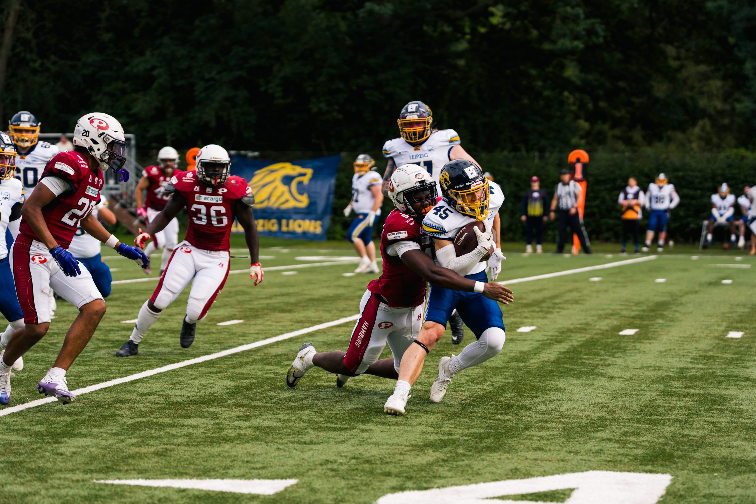 Wide Receiver Arthur Dinter wird bei einem Catch gegen die Pioneers getackled