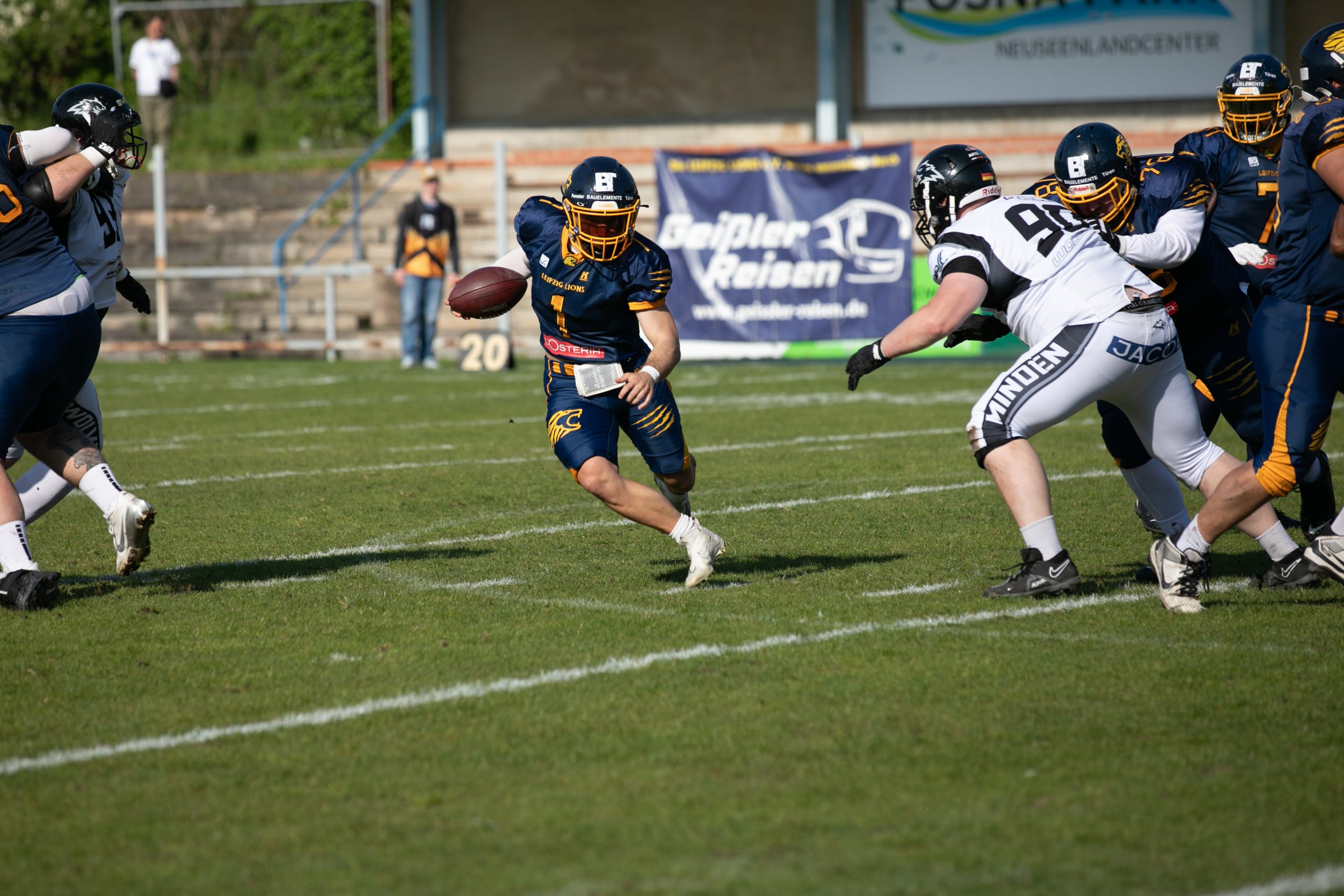 Quarterback Elliot Bodman scrambled selber mit dem Ball.